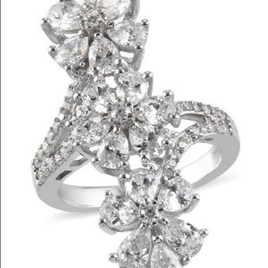 💎Stunning finest CZ floral ring💎